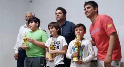Hernández reconoció a jóvenes ajedrecistas en Quenumá