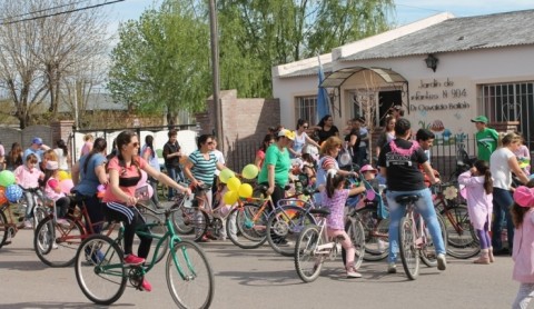 Alumnos, docentes y familias del Jardín 904 compartieron una bicicleteada