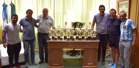 Álvarez entregó los trofeos para el Torneo de Baby Fútbol Parroquial