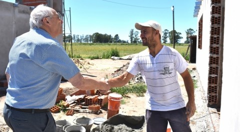 Álvarez visitó las obras de vivienda en el barrio Yani