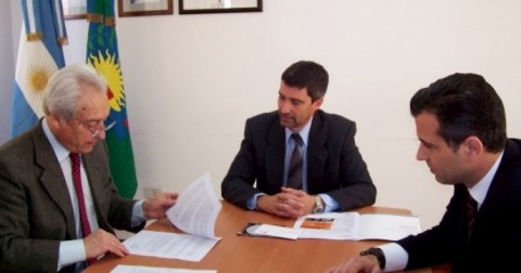 El intendente Cattáneo mantuvo entrevistas en La Plata y firmó un convenio