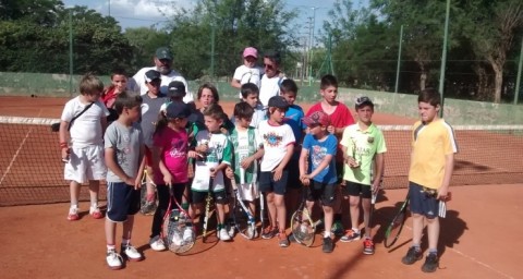 Se jugó en Tres Lomas un torneo de tenis de menores