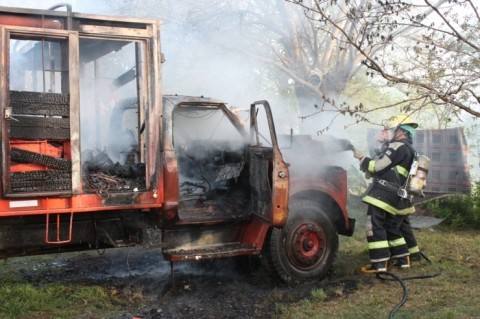 El fuego destruyó por completo un camión que estaba estacionado