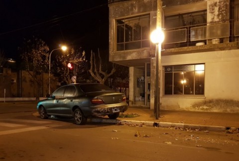 Un automóvil estacionado fue chocado en la esquina de 9 de Julio y Rivadavia