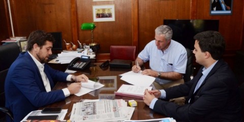 Hernández firmó un convenio con el ministerio del Interior