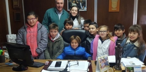 Alumnos de la Escuela N° 2 visitaron la Municipalidad