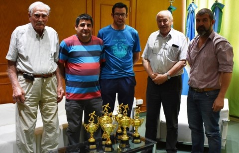 Álvarez entregó trofeos para el Torneo de Bochas del Club "Los Biguá"