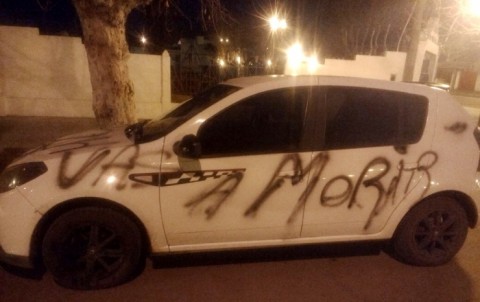 Amenazaron a un policía con pintadas en su auto