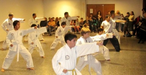 Tomaron exámenes a los alumnos de la escuelita de taekwondo