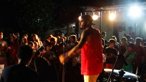 El Centro Cultural se colmó de jóvenes en un show de rock y rap