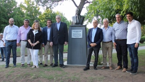 Con la presencia del Vicegobernador se inauguró el busto de Raúl Alfonsín 