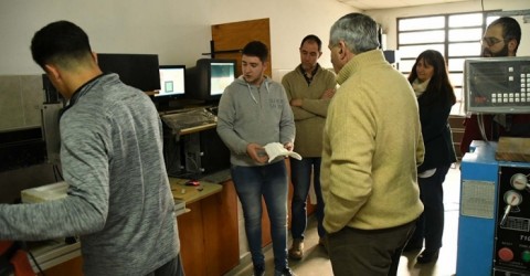 Hernández visitó a los alumnos de la Escuela Técnica que fabrican tapas para las farolas de la plaza