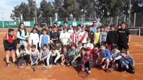 Las escuelas de tenis de Salliqueló y Pellegrini disfrutaron de un encuentro