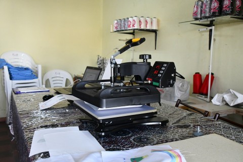 El taller textil incorporó una máquina sublimadora