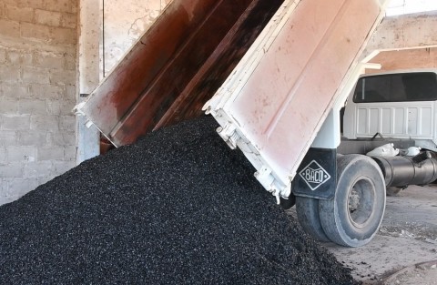 Llegaron más de ocho toneladas de asfalto en frío para tareas de bacheo