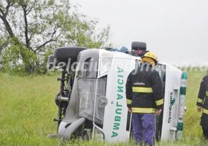 Una ambulancia de Salliqueló volcó en Ruta 33