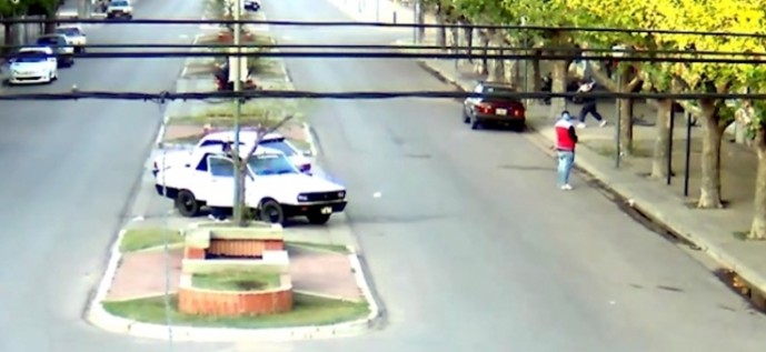 Rompieron vidrios de un auto y fueron vistos por el Centro de Monitoreo: los detuvieron