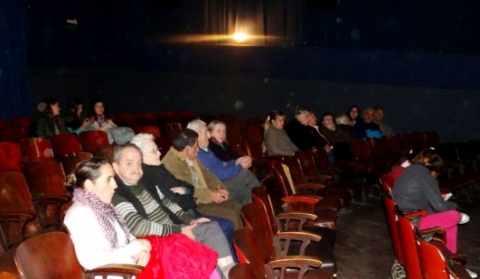 Residentes del Hogar Municipal fueron invitados al Cine