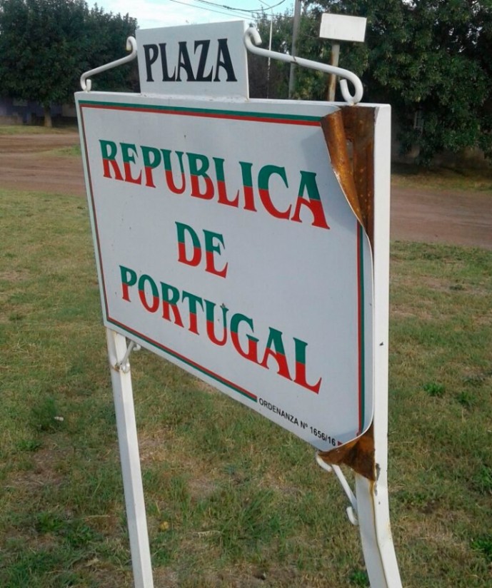 Rompieron el cartel de la Plaza República de Portugal