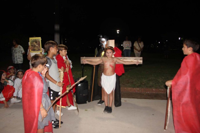 Alumnos de catequesis realizaron una gran interpretación del Vía Crucis