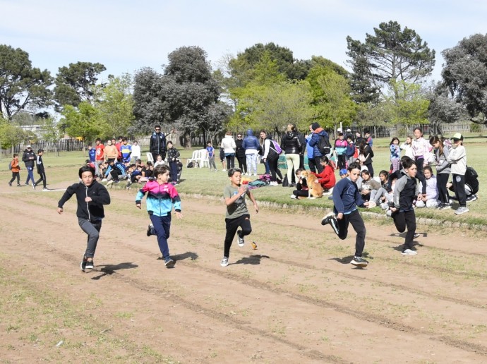 Torneo de prácticas atléticas en el Polideportivo Municipal