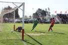 Roberts y Newbery empataron en el regreso del fútbol