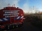 Bomberos evitaron que un incendio alcance un monte y rastrojos  