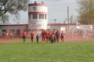 Roberts y Newbery empataron en el regreso del fútbol