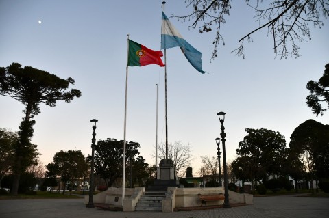 Flamea la bandera de Portugal en la Plaza Principal