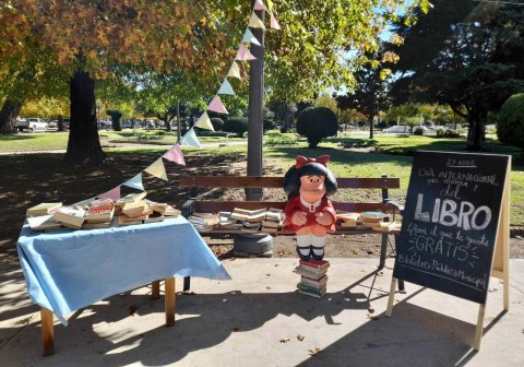 La biblioteca realizó una “Suelta de libros” en la Plaza Principal