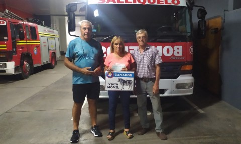Los bomberos entregaron del premio de la “Vaca Móvil”