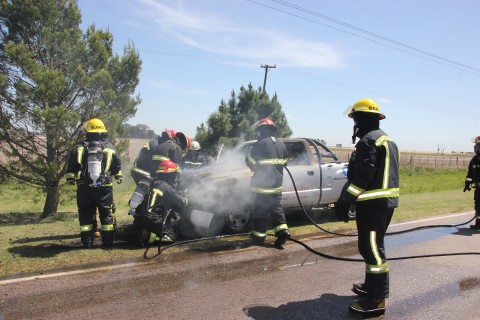 Se incendió una camioneta en el Acceso Centenario