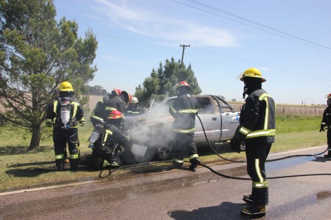 Se incendió una camioneta en el Acceso Centenario