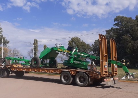 La Municipalidad incorporó un rabasto vial y una lámina niveladora