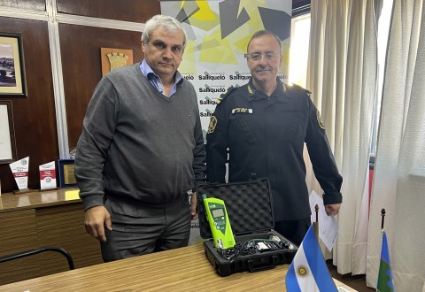 Nosetti entregó un nuevo alcoholímetro a la Policía 