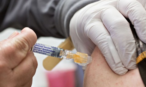 Vacunan contra la fiebre en el Hospital Municipal