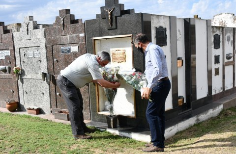 Colocaron una ofrenda floral a Hugo Catellani y Norberto Benito