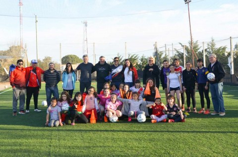 Entregaron materiales a la Escuelita de Fútbol Femenino del Roberts