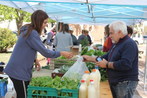 Nuevo éxito de ventas en la Feria de Verduras de Producción Local