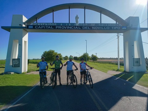 Ciclistas de la zona peregrinan a Luján en bicicleta