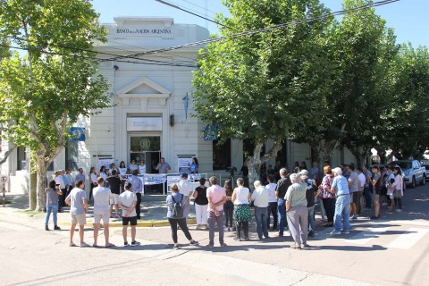 Abrazo simbólico al Banco Nación en contra de su privatización 