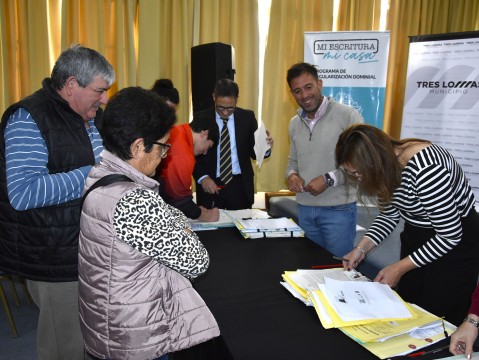 Más de cuarenta familias firmaron la escritura de su vivienda