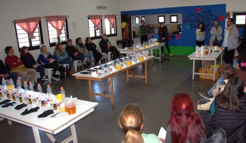 Vecinos transformaron aceite de cocina usado en productos sustentables