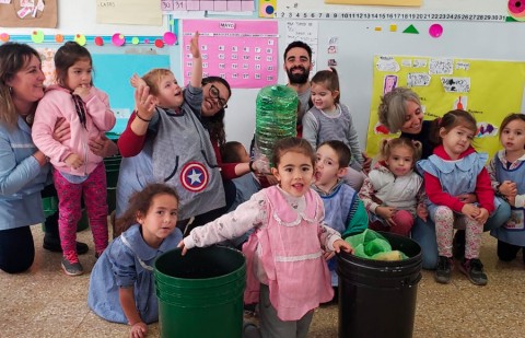 Alumnos del Jardín 901 aprenden sobre compost