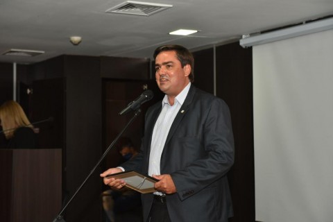 Emiliano Balbín recibió el Premio Parlamentario