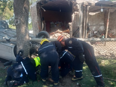 Un automóvil impactó contra una vivienda en la localidad De Bary