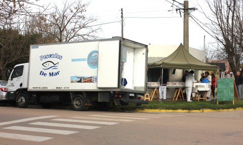 Llega el camión de pescados a precios populares 