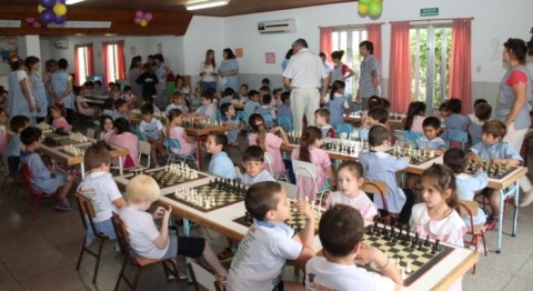 Cien chicos de jardines de infantes jugaron al ajedrez en La Tortuguita