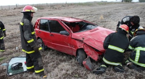 Un joven salió ileso de un espectacular vuelco