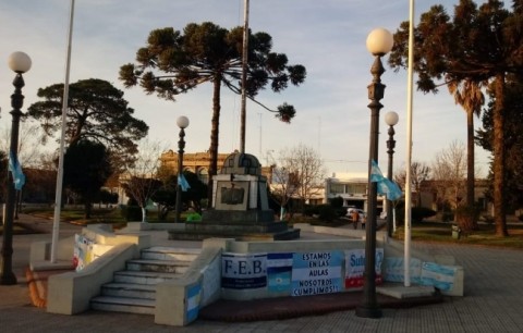 Los gremios docentes se manifestaron con un banderazo